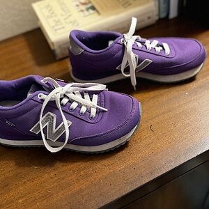 Women’s New Balance 574 athletic shoes In purple- Size 6.5 - Pristine